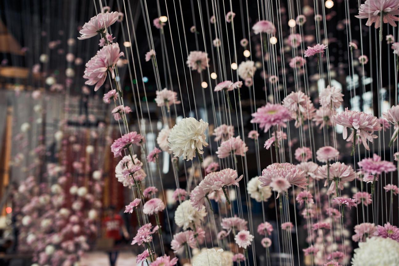 תמונה של עיצוב חדר עם פרחים מבית פרחים תמר