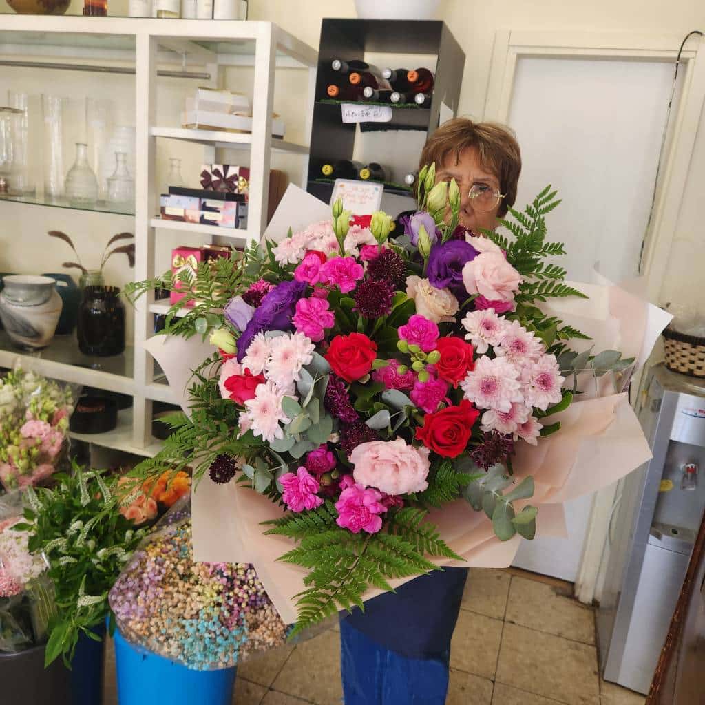 סידור זר ורדים ליום האישה