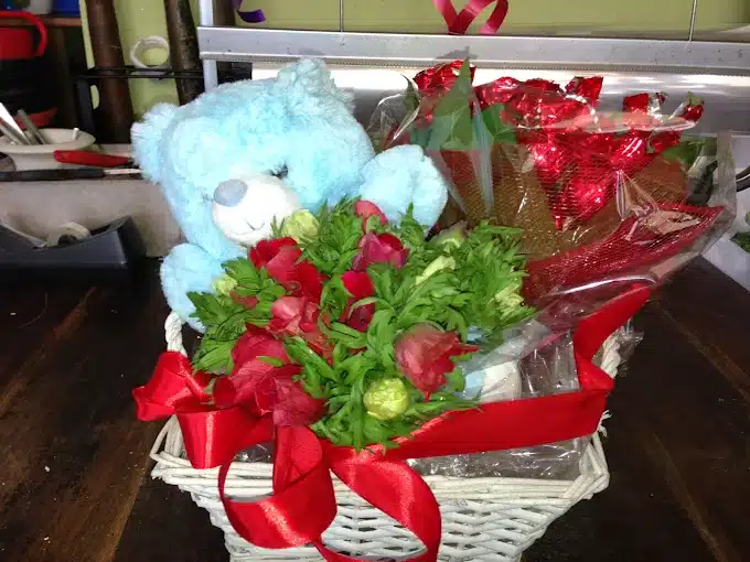 זר ורדים מיוחד עם דובי